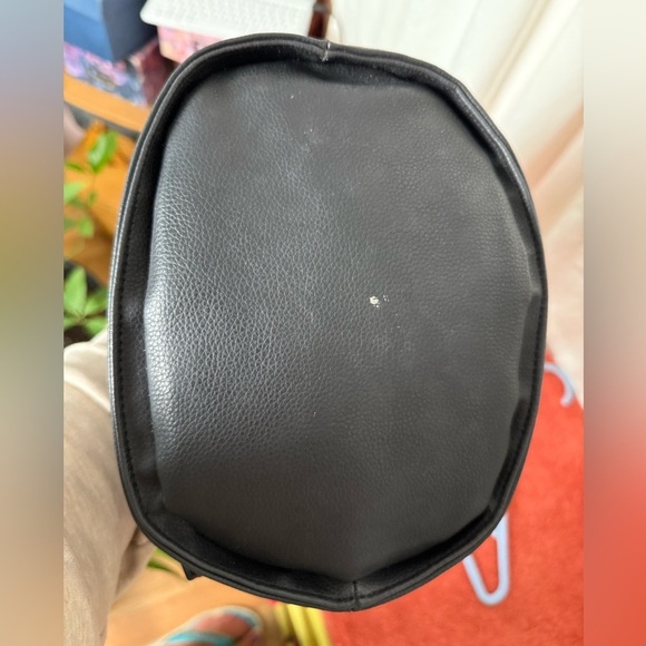 Tommy Hilfiger Black Bucket Bag Adjustable Strap, Interior Pockets, Gathered Top - Picture 8 of 10